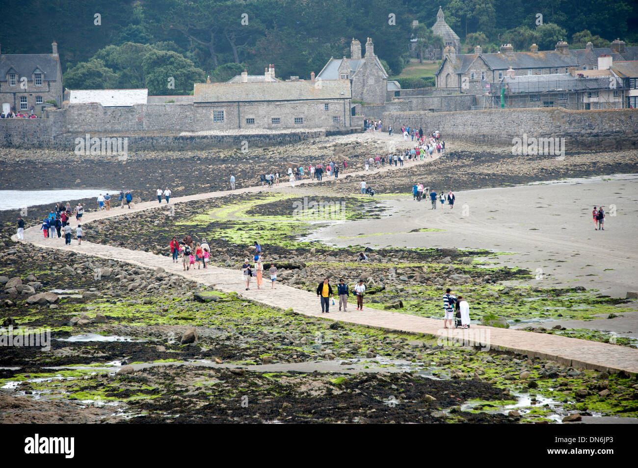 La gente che camminava sul Causeway St Michael's Mount Marazion Cornwall Regno Unito Foto Stock