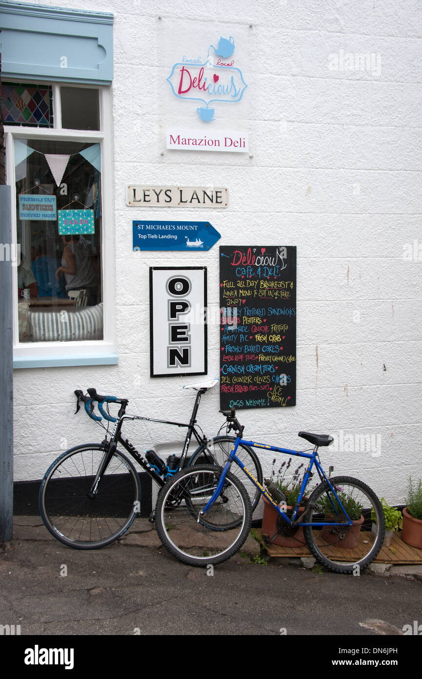 Due biciclette appoggiata sulla parete Cafe Marazion Cornwall Regno Unito Foto Stock