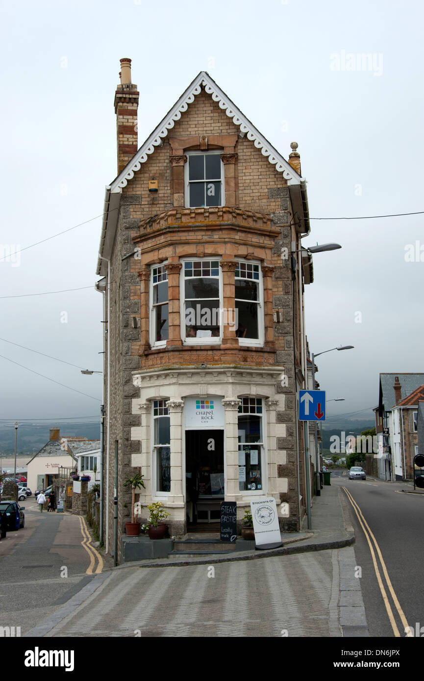 Stretta e sottile edificio alto negozio cafe Marazion Cornwall Regno Unito Foto Stock