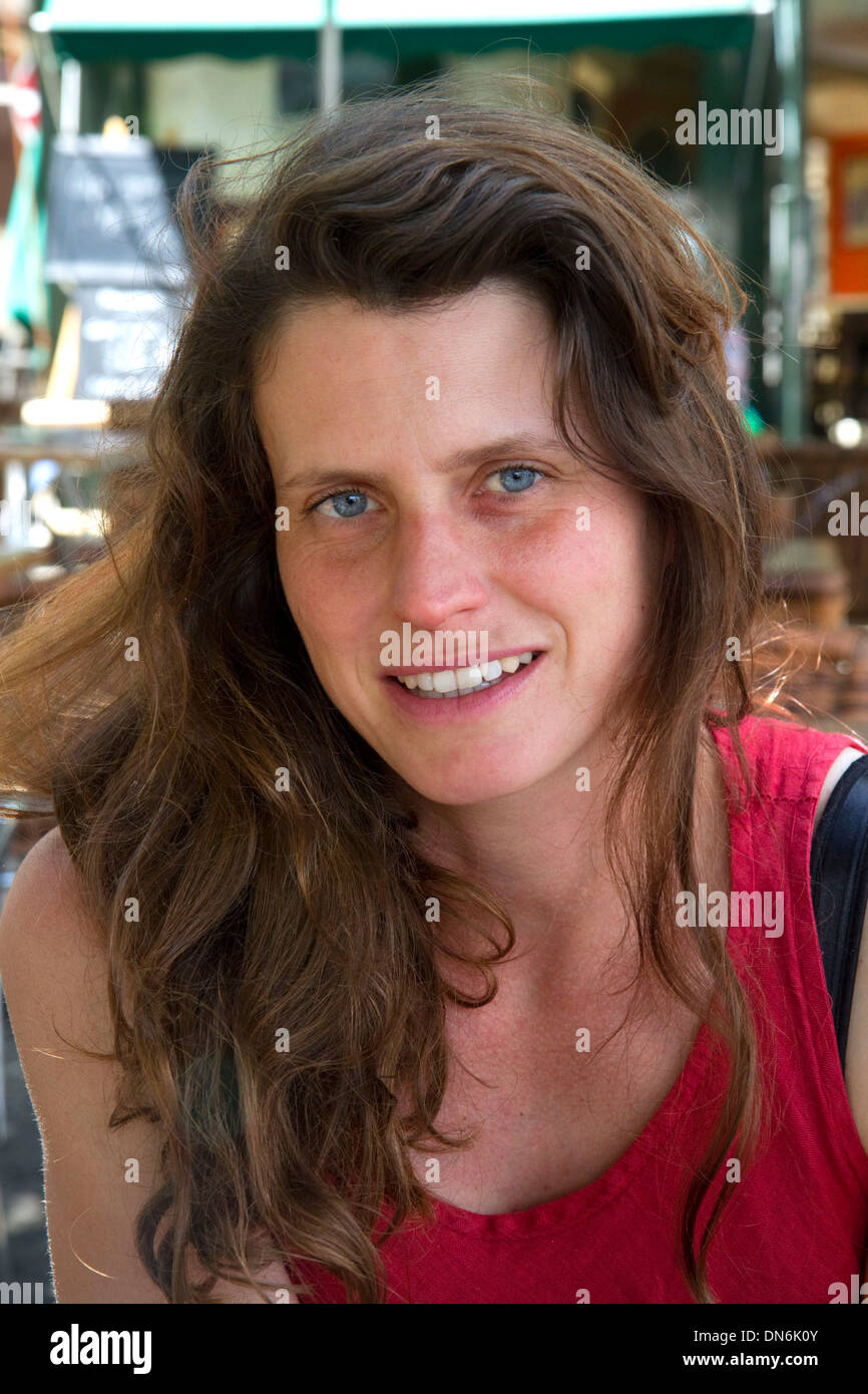 Ritratto di una donna francese a Angouleme nella parte sud-ovest della Francia. Foto Stock