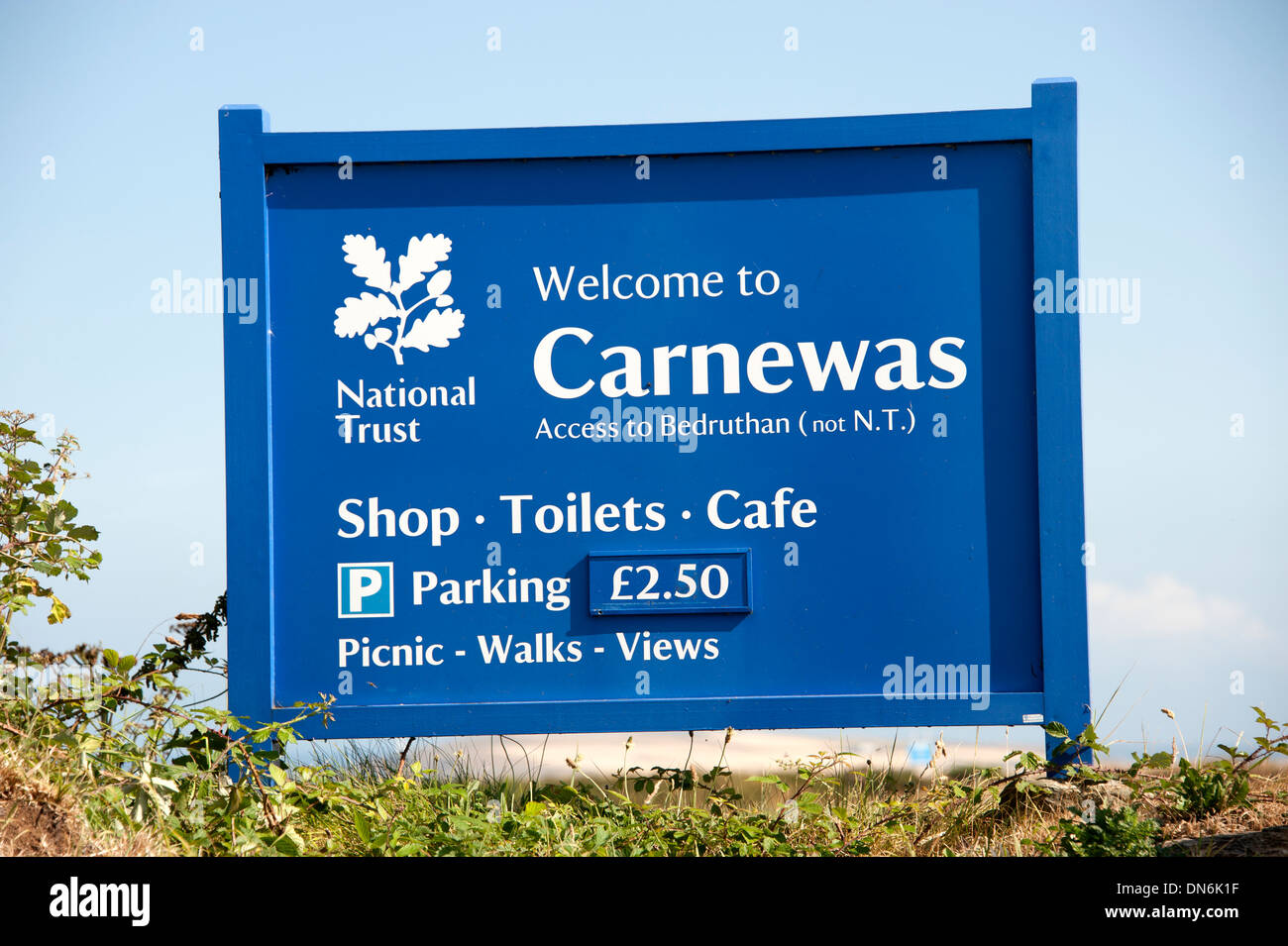 Carnewas NT segno Mawgan Porth Cornwall Regno Unito. Foto scattata da una strada pubblica Foto Stock