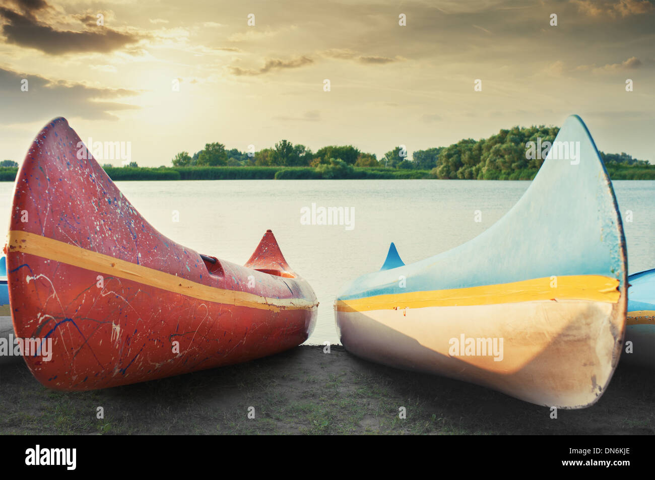 Canoe sulla riva al Lago Tisza, Ungheria. Foto Stock