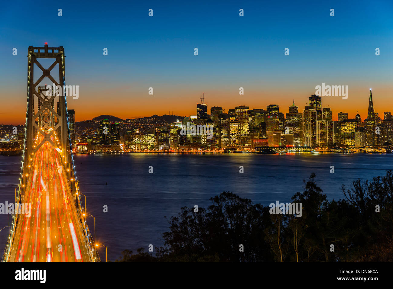 Vista del tramonto su Bay Bridge e skyline del centro di Yerba Buena Island, San Francisco, California, Stati Uniti d'America Foto Stock