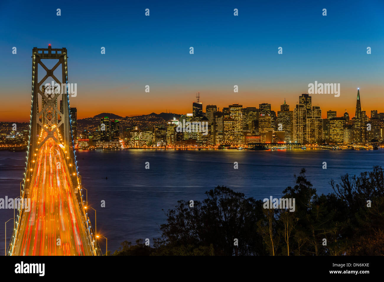 Vista del tramonto su Bay Bridge e skyline del centro di Yerba Buena Island, San Francisco, California, Stati Uniti d'America Foto Stock