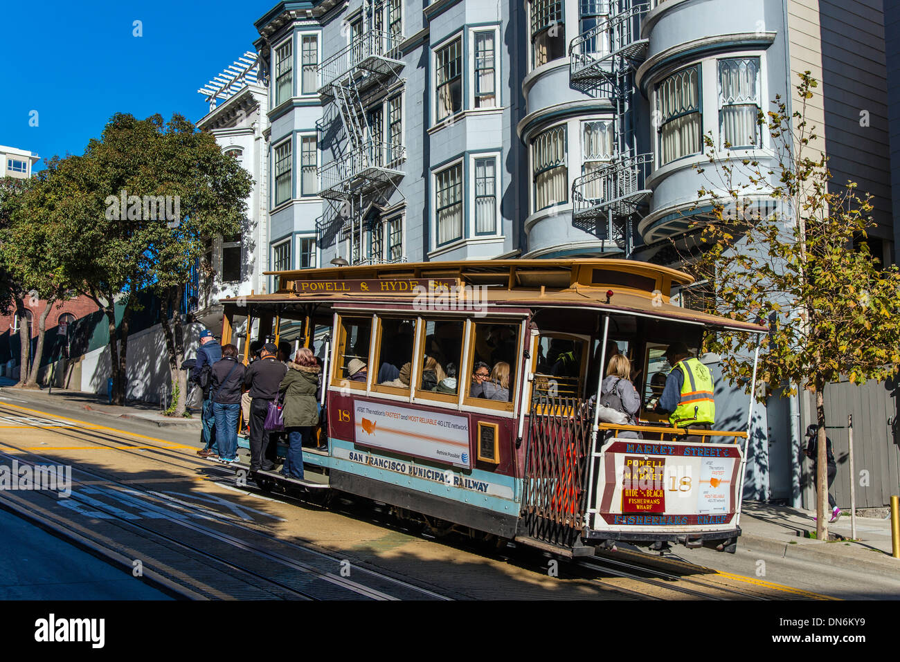 Funivia salire la ripida Powell Street, San Francisco, California, Stati Uniti d'America Foto Stock