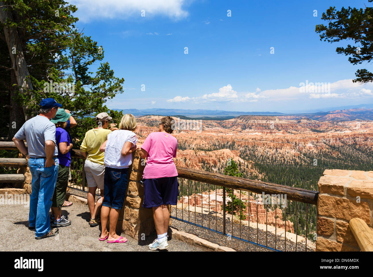 I turisti a Bryce Point, Bryce anfiteatro, parco nazionale di Bryce Canyon, Utah, Stati Uniti d'America Foto Stock