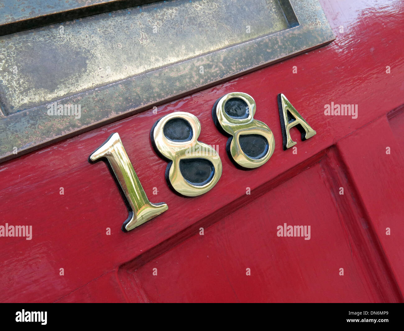 Porta rossa numero 118a con cassetta delle lettere, in una strada suburbana, Inghilterra, Regno Unito Foto Stock