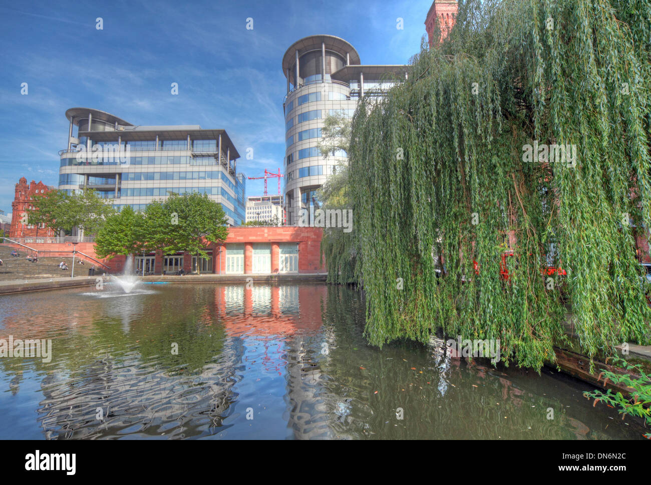 Ampia angolazione del Bridgewater Hall & 101 Barbirolli Square Manchester, Inghilterra UK con il bacino del canale riflessioni Foto Stock
