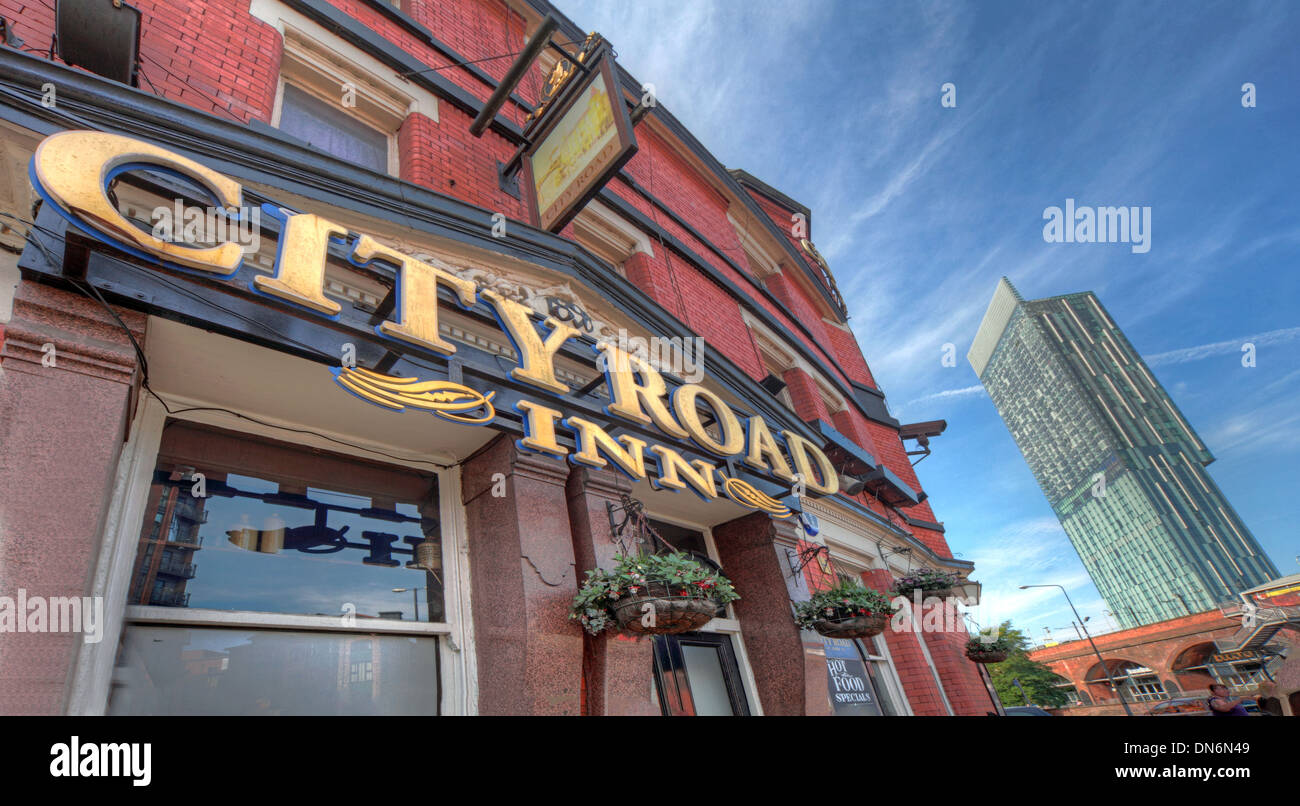 Il City Road Inn Pub Manchester con Hilton Hotel in background Lancashire England Regno Unito Foto Stock