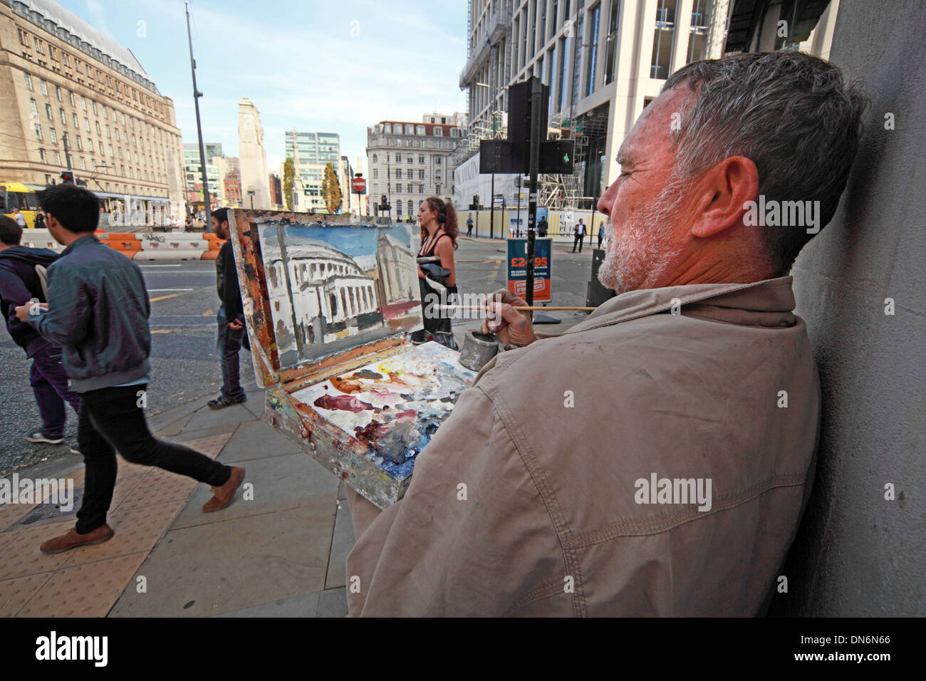 Artista di strada, nel centro di Manchester, Inghilterra, Regno Unito, M1 Foto Stock