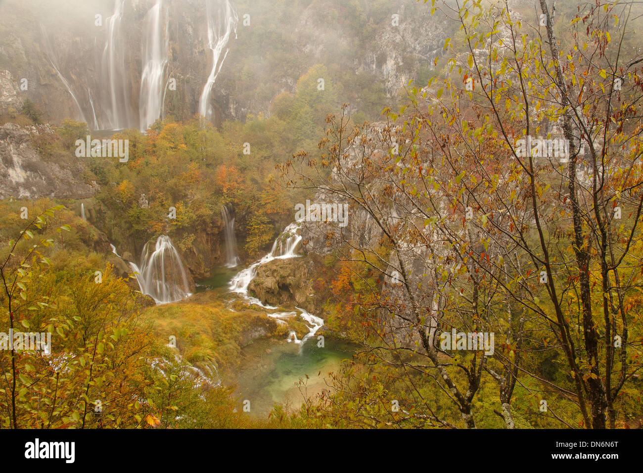Cascata in autunno, il Parco Nazionale di Plitvice, Croazia, Europa. Foto Stock