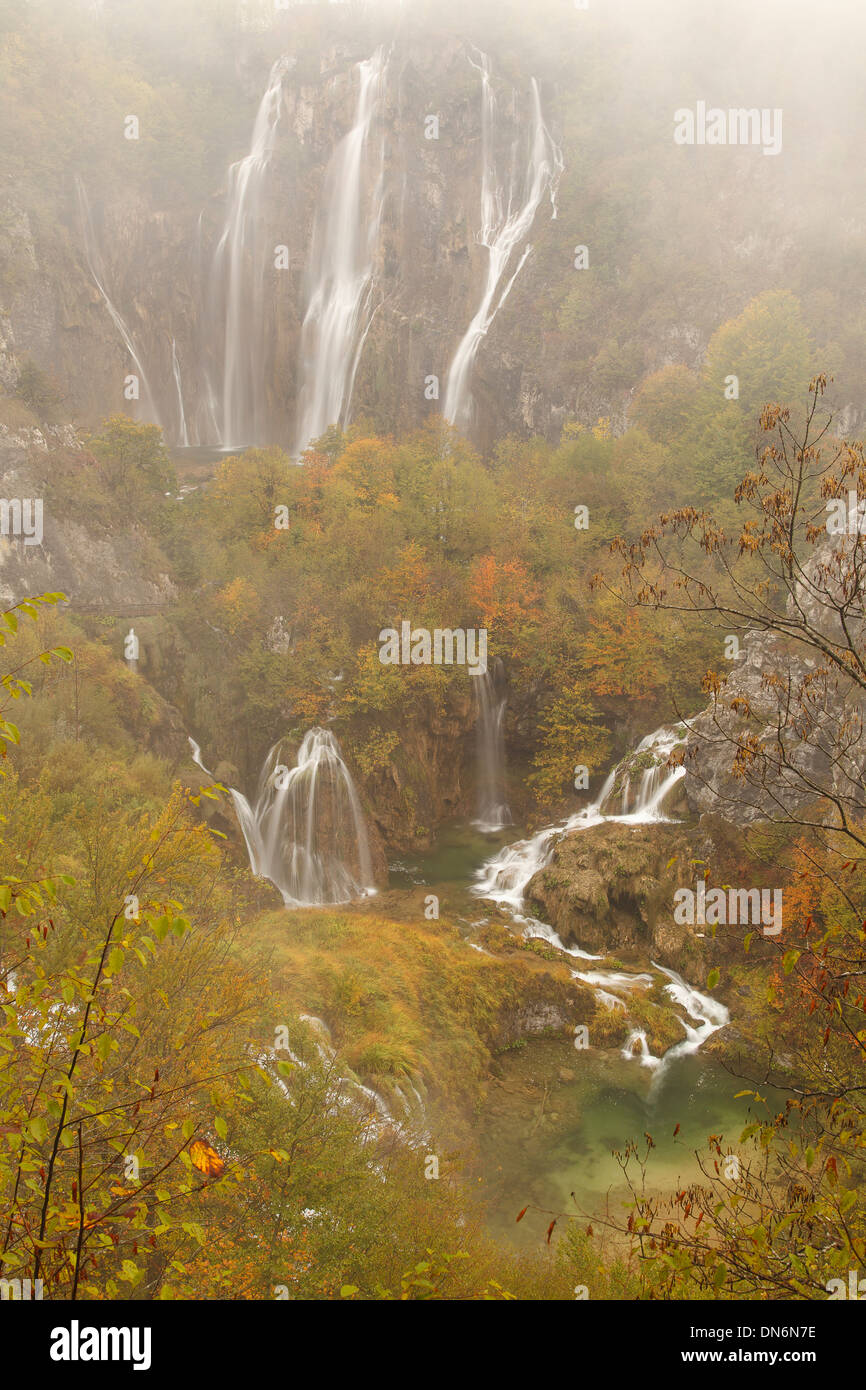 Cascata in autunno, il Parco Nazionale di Plitvice, Croazia, Europa. Foto Stock