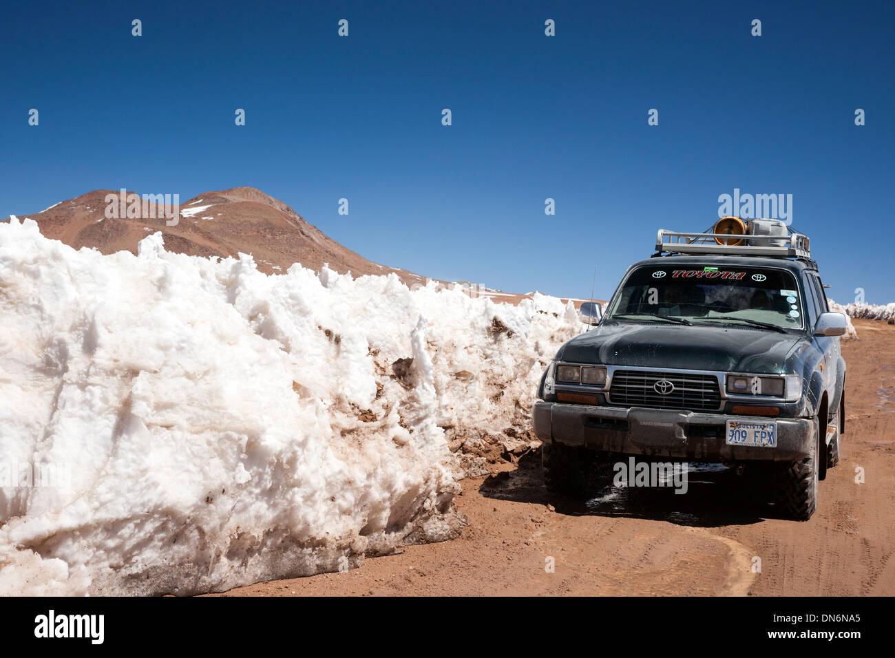 La penitenza formazioni di neve sul rosso la massa di argilla, Reserva de fauna Andina Eduardo Avarda, Bolivia, Sud America Foto Stock