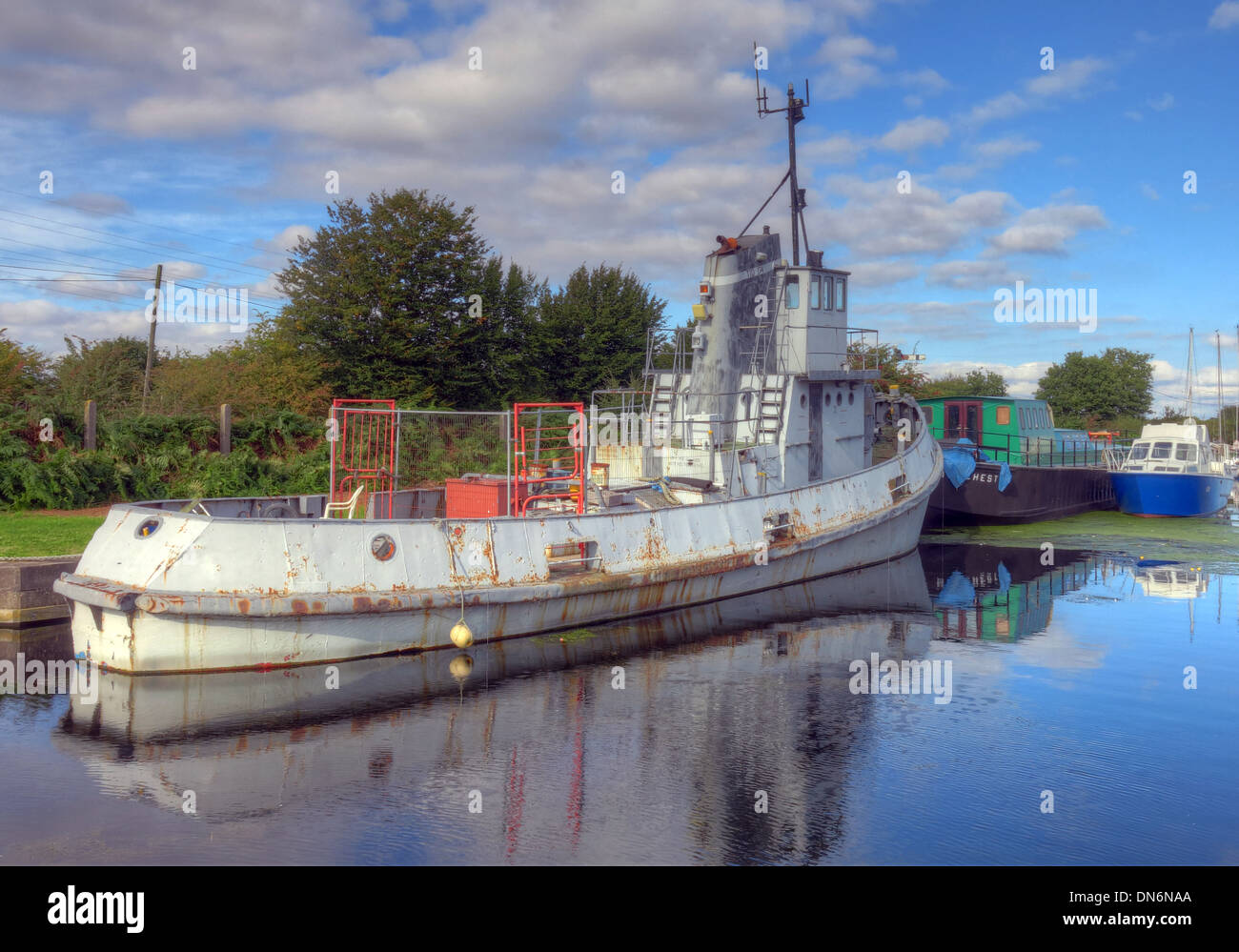 Barca sul Sankey Canal riflessione Warrington Cheshire England Regno Unito Foto Stock