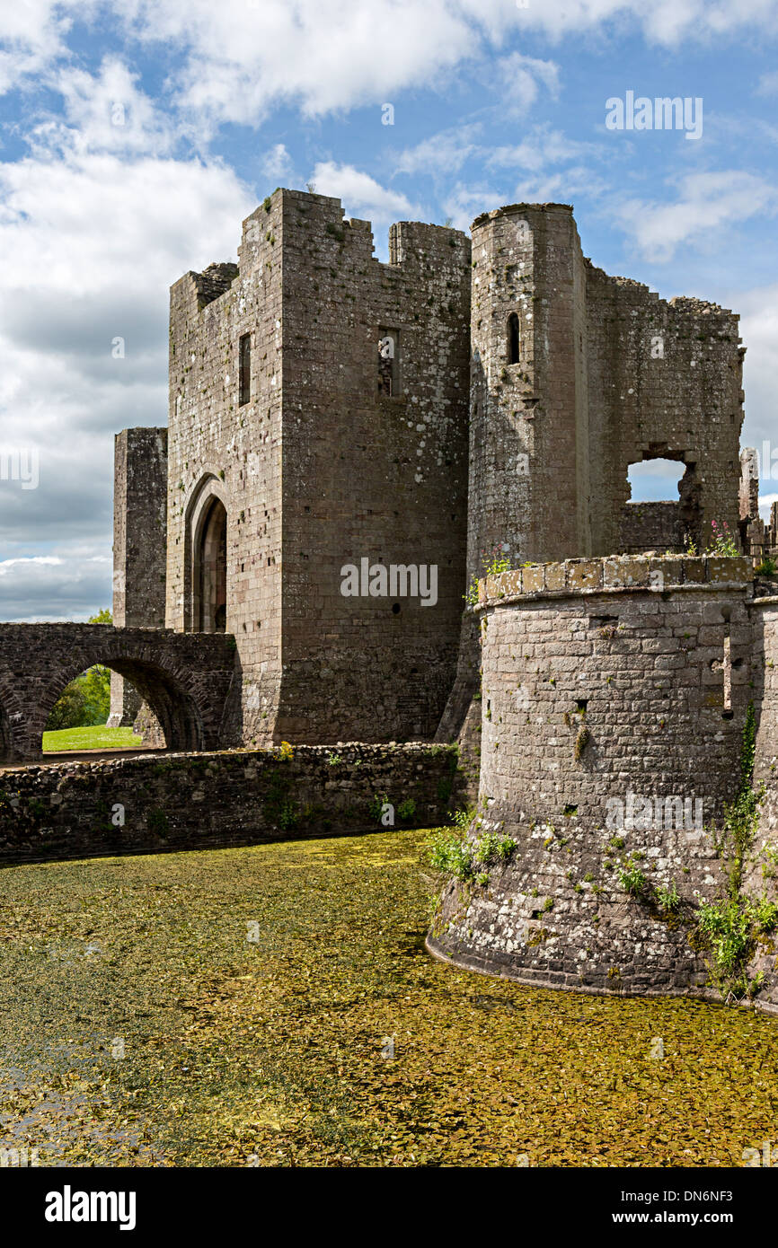 Fossato e torre in rovina entrata principale a Raglan Castle, Wales, Regno Unito Foto Stock