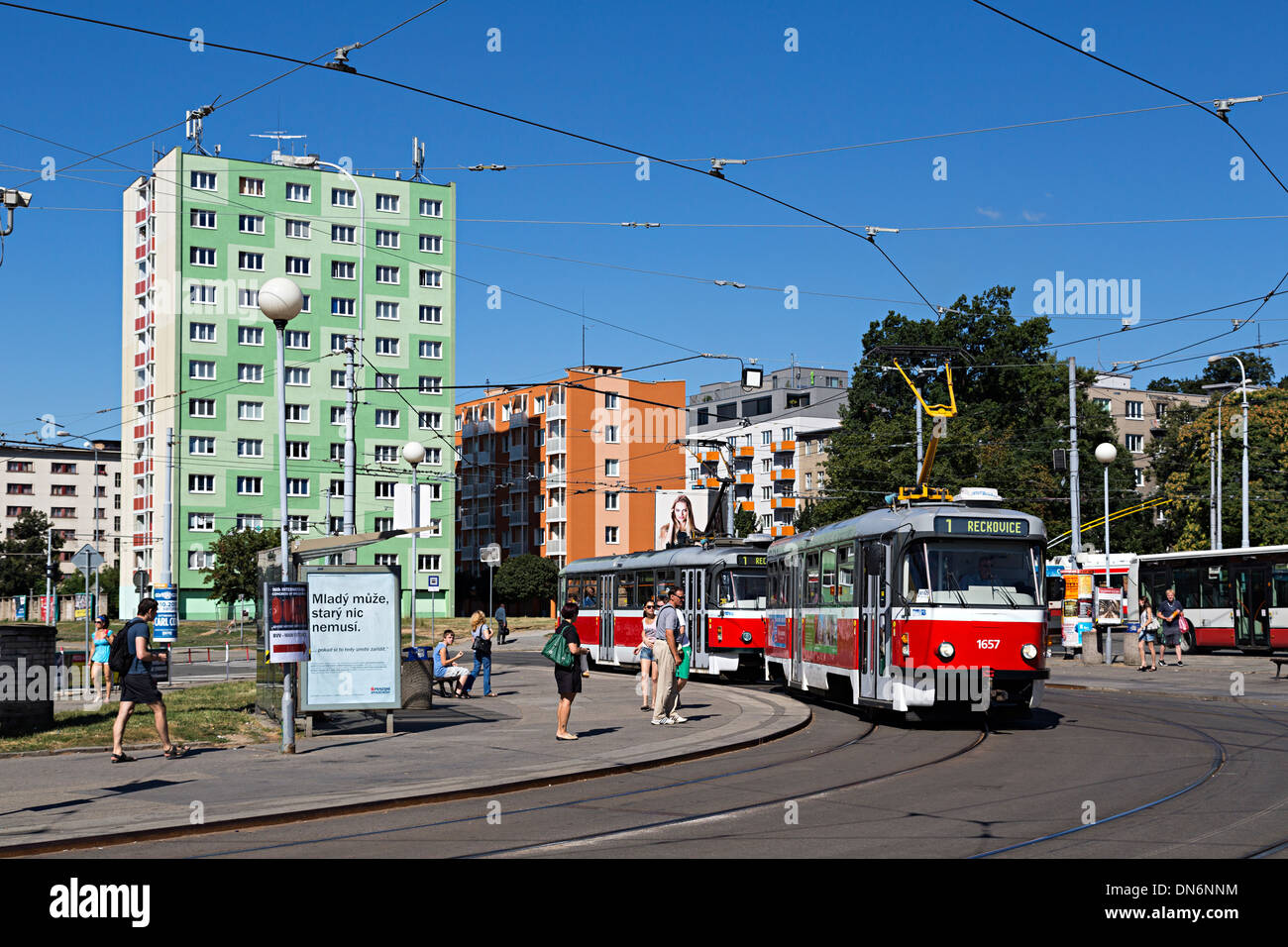 Trolley bus tram alla fermata con dipinto di blocchi di appartamenti, Brno, Repubblica Ceca, Europa Foto Stock