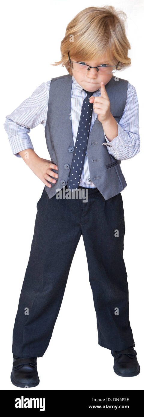 5 anno vecchio ragazzo vestito da uomo d'affari cerca arrabbiato. Foto Stock