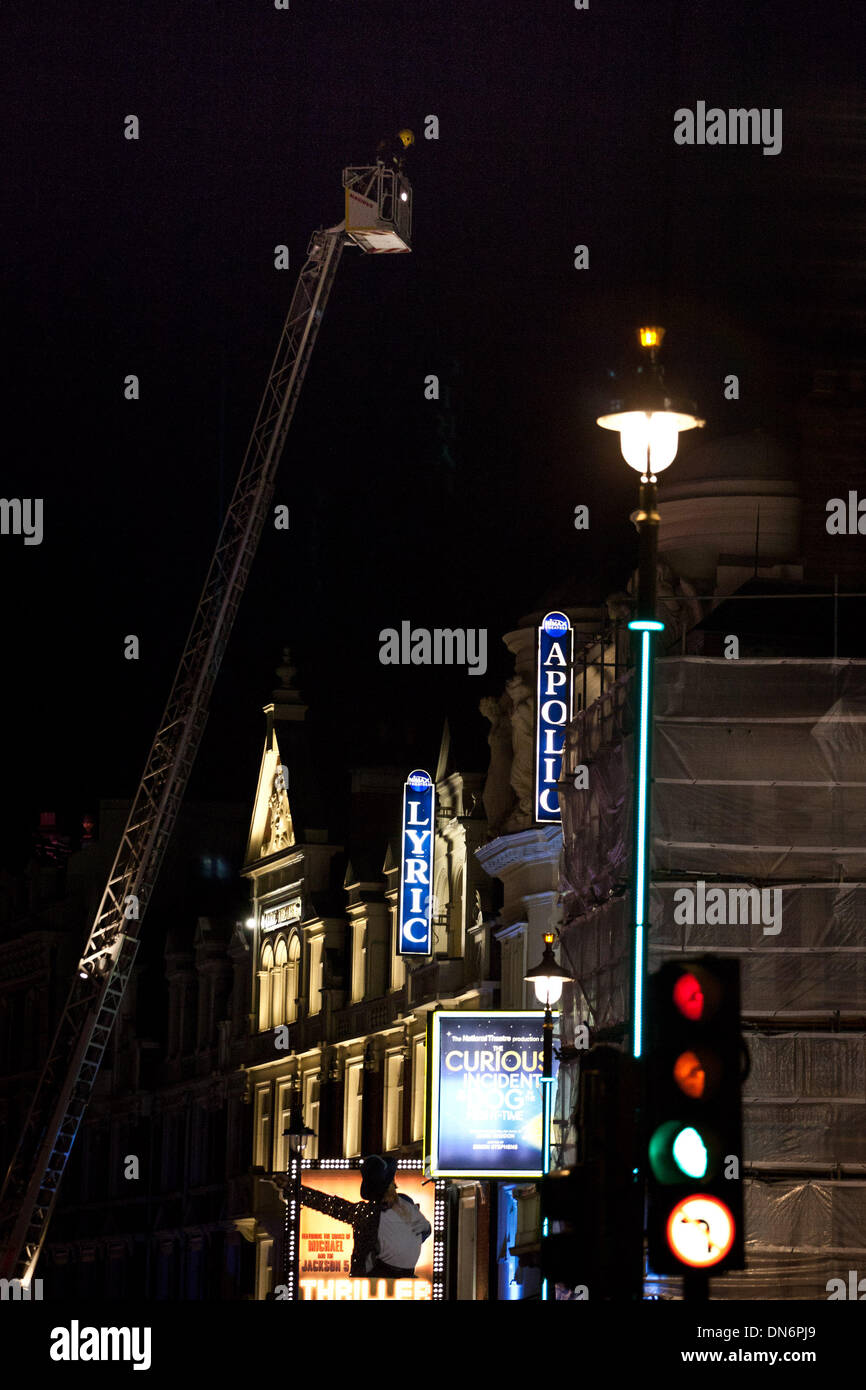 Londra, Regno Unito. Xix Dec, 2013. Un cherry picker è utilizzato dalla London Vigili del Fuoco per ispezionare il tetto del Teatro Apollo. Credito: Nelson pereira/Alamy Live News Foto Stock