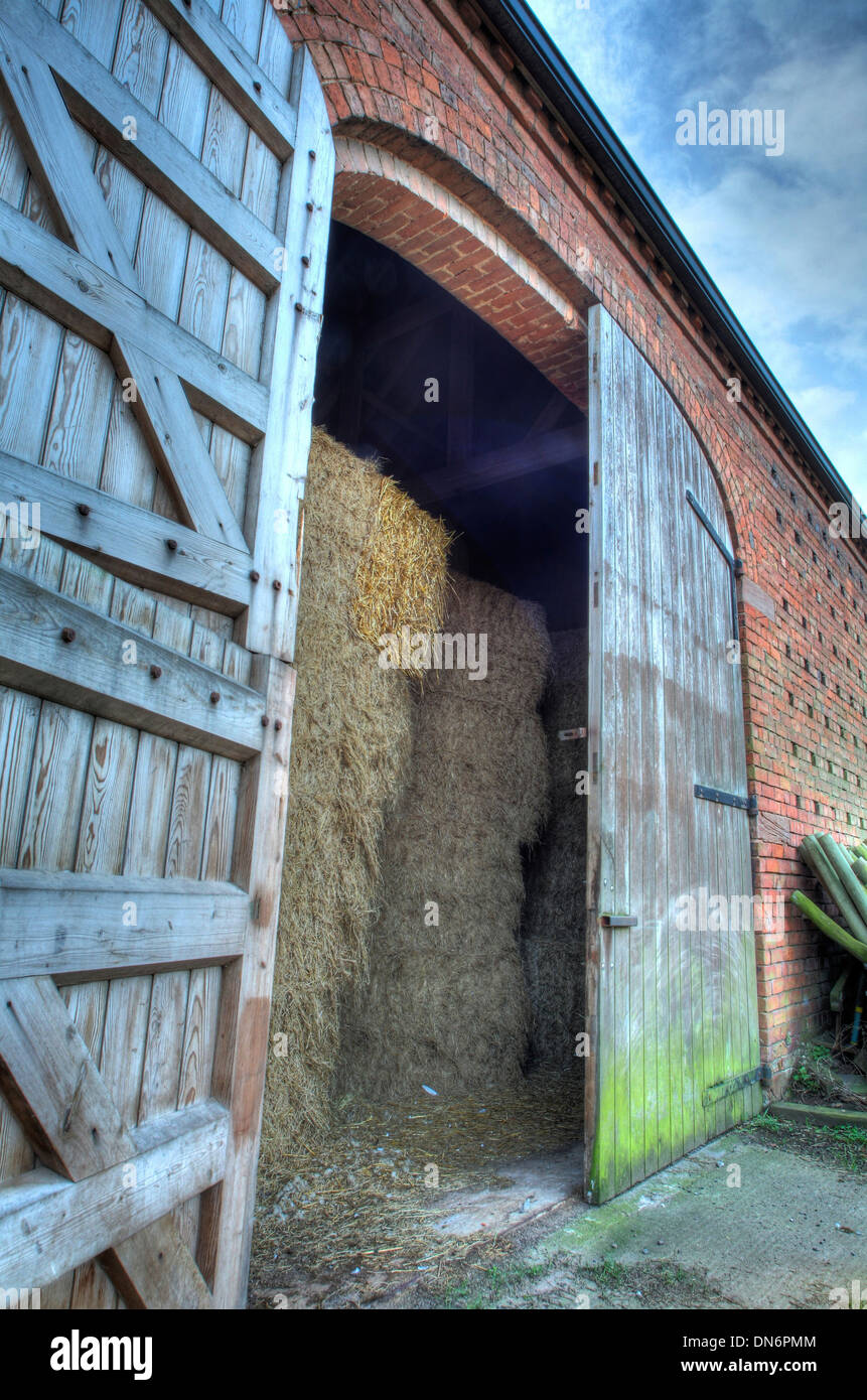 Grandi doppie porte impostato in mattoni costruito fienile, Worcestershire, Inghilterra. Foto Stock