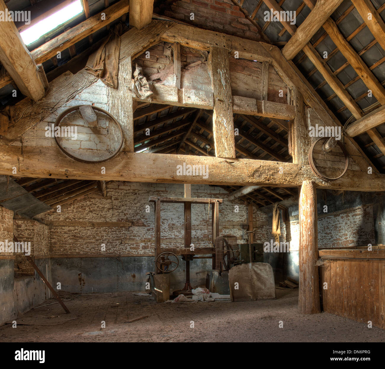 Pietra e legno-frame oast house interno, Leominster, Herefordshire, Inghilterra. Foto Stock