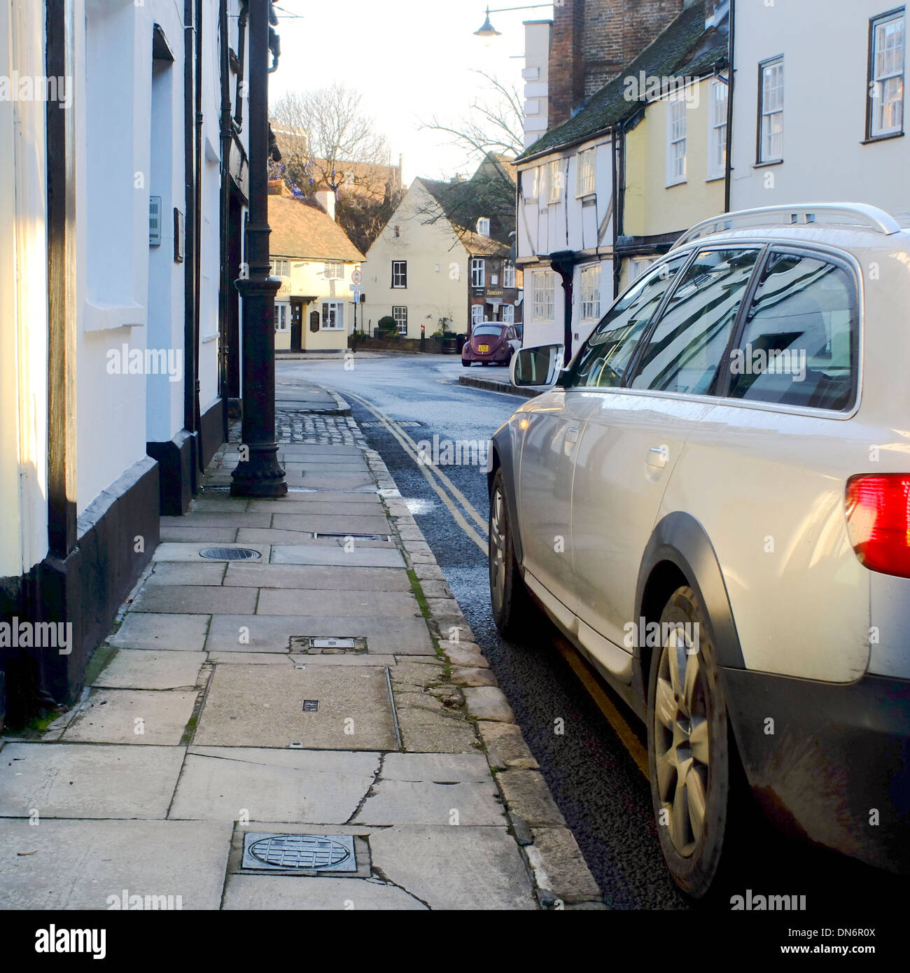 Macchina parcheggiata su una doppia linea gialla su una strada tranquilla in Aylesbury Foto Stock