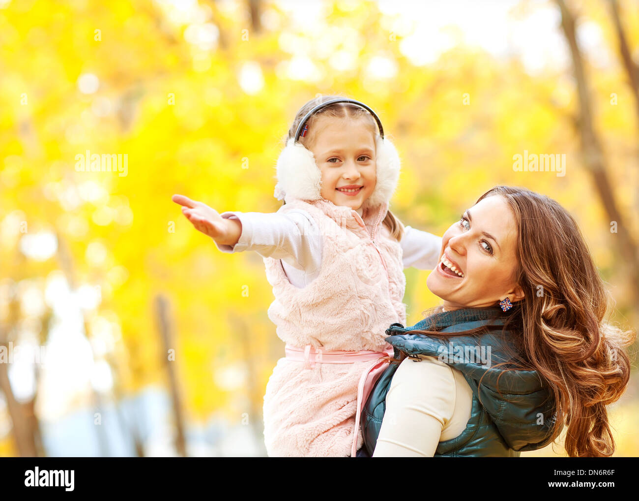 Madre e figlia giocando in autunno park Foto Stock