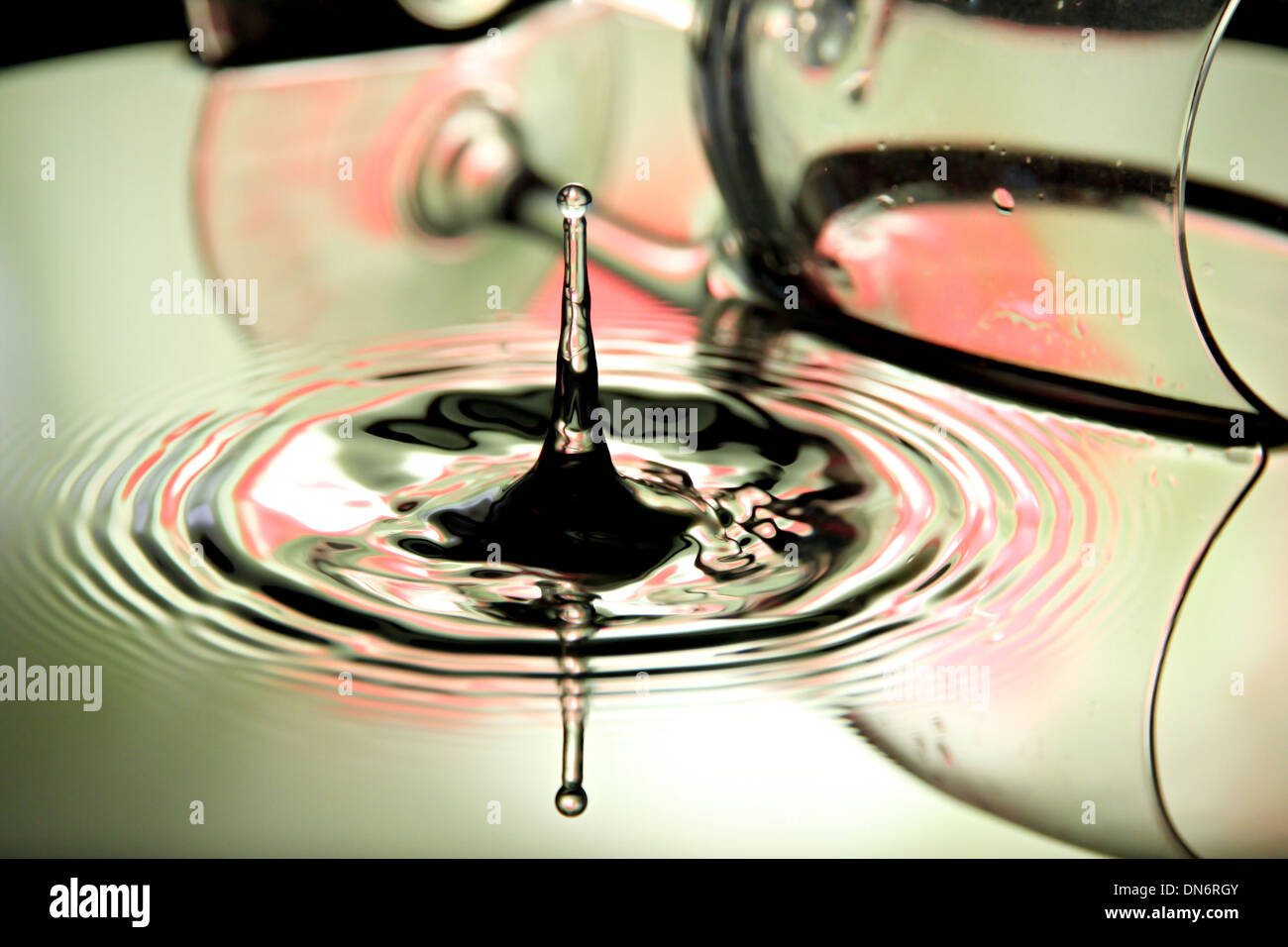 La Foto di gocce di acqua e il vetro nel colpo. Foto Stock