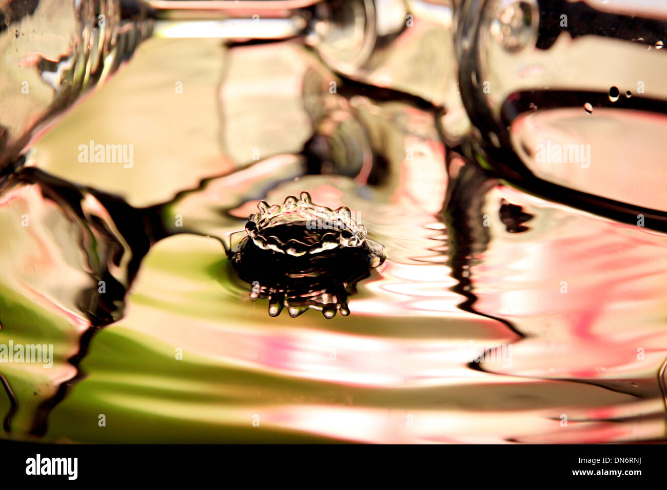 La Foto di colorati di gocce di acqua e il vetro nel colpo. Foto Stock