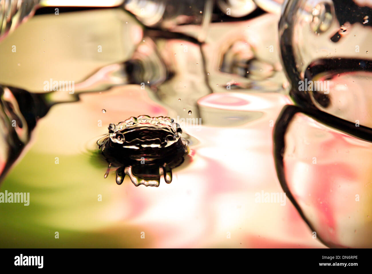 La Foto di colorati di gocce di acqua e il vetro nel colpo. Foto Stock