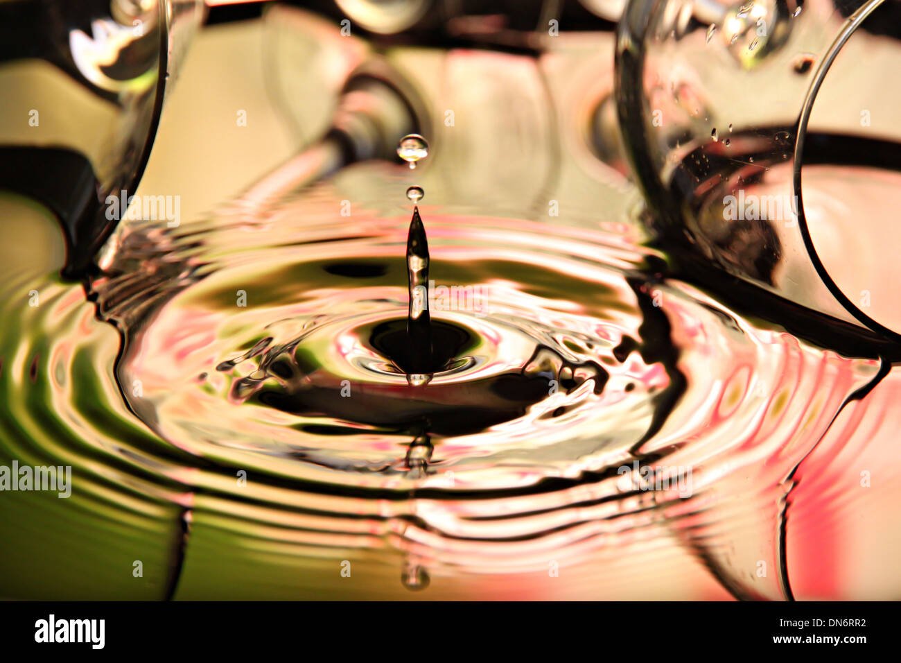 La Foto di colorati di gocce di acqua e il vetro nel colpo. Foto Stock