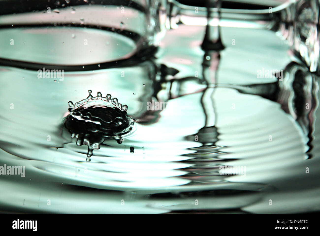 Verde acqua goccia causa la forma. Foto Stock