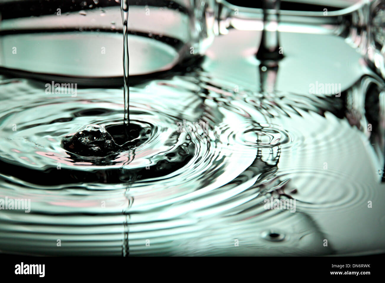 L'immagine versare acqua nella bacinella. Foto Stock