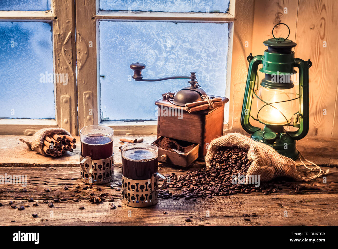 Godetevi il vostro caffè caldo in freddo giorno Foto Stock
