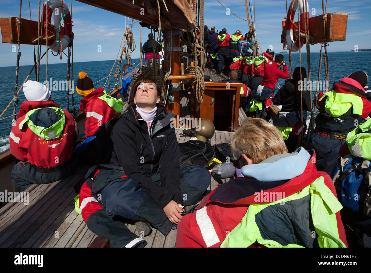 Sulla barca per fare whale watching in Skjalfandi Bay, Husavik, Islanda. Foto Stock