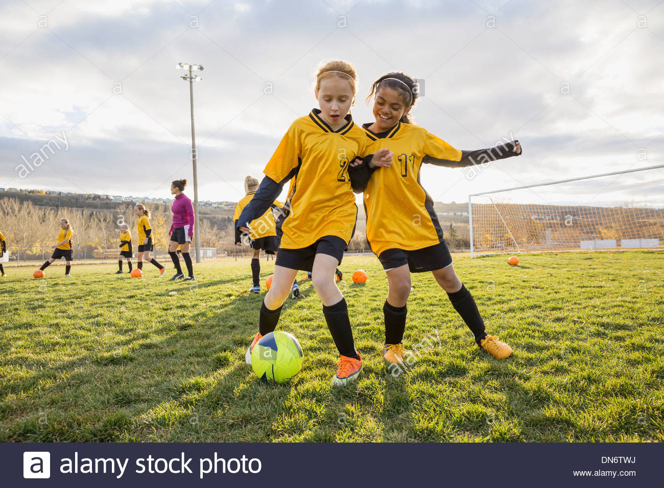 Ragazze praticanti soccer esercitazioni sul campo Foto Stock