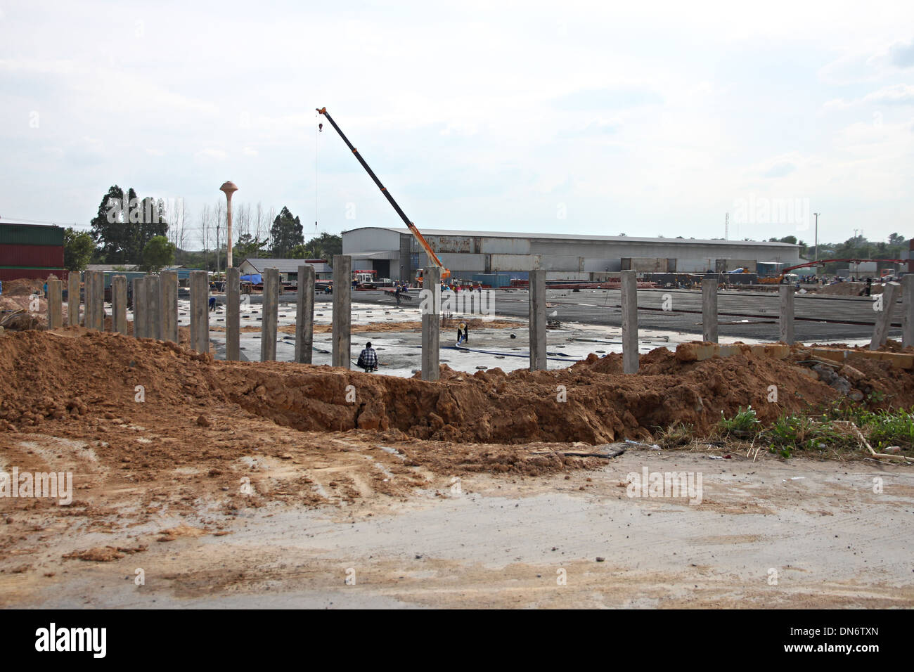 I terreni per la costruzione di impianti sono grandi e massiccia di manodopera. Foto Stock