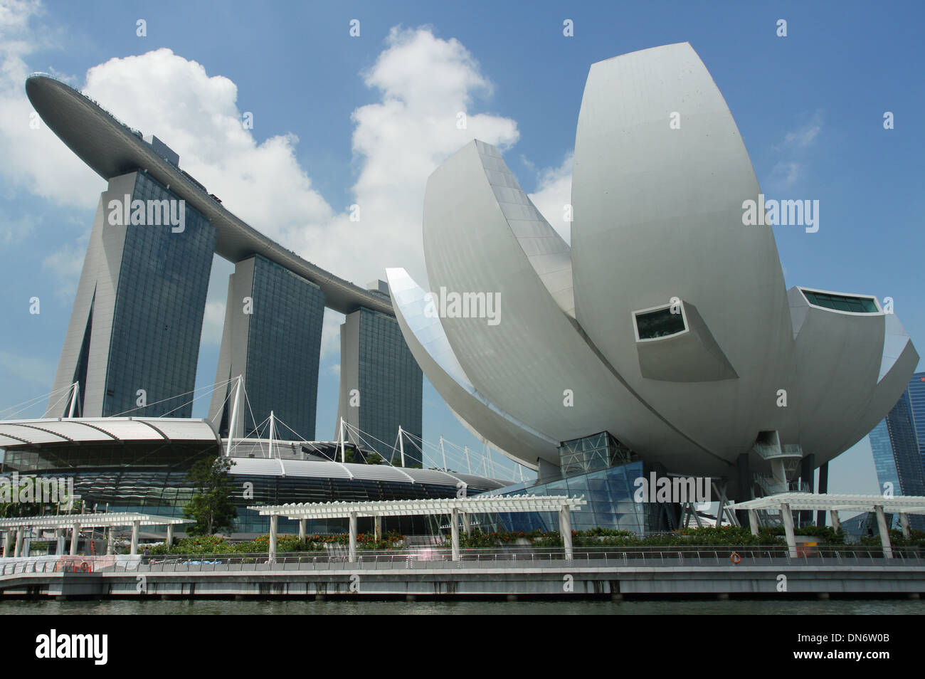 ArtScience Museum è un fiore di loto edificio di forma. Singapore. Il Marina Bay Sands Hotel in background. Foto Stock