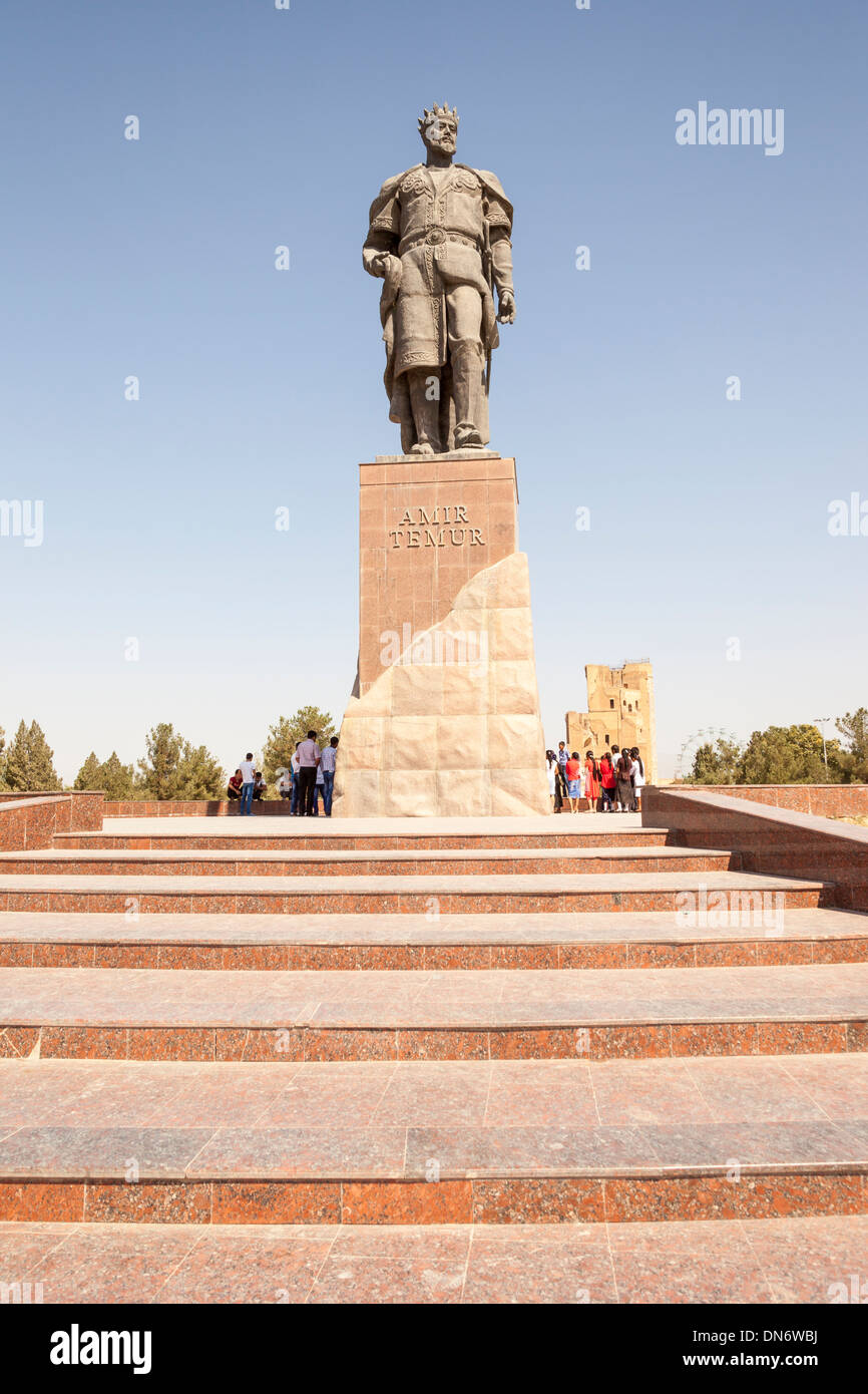 Statua di Amir Timur, noto anche come Temur e Tamerlane, Shakhrisabz, Uzbekistan Foto Stock
