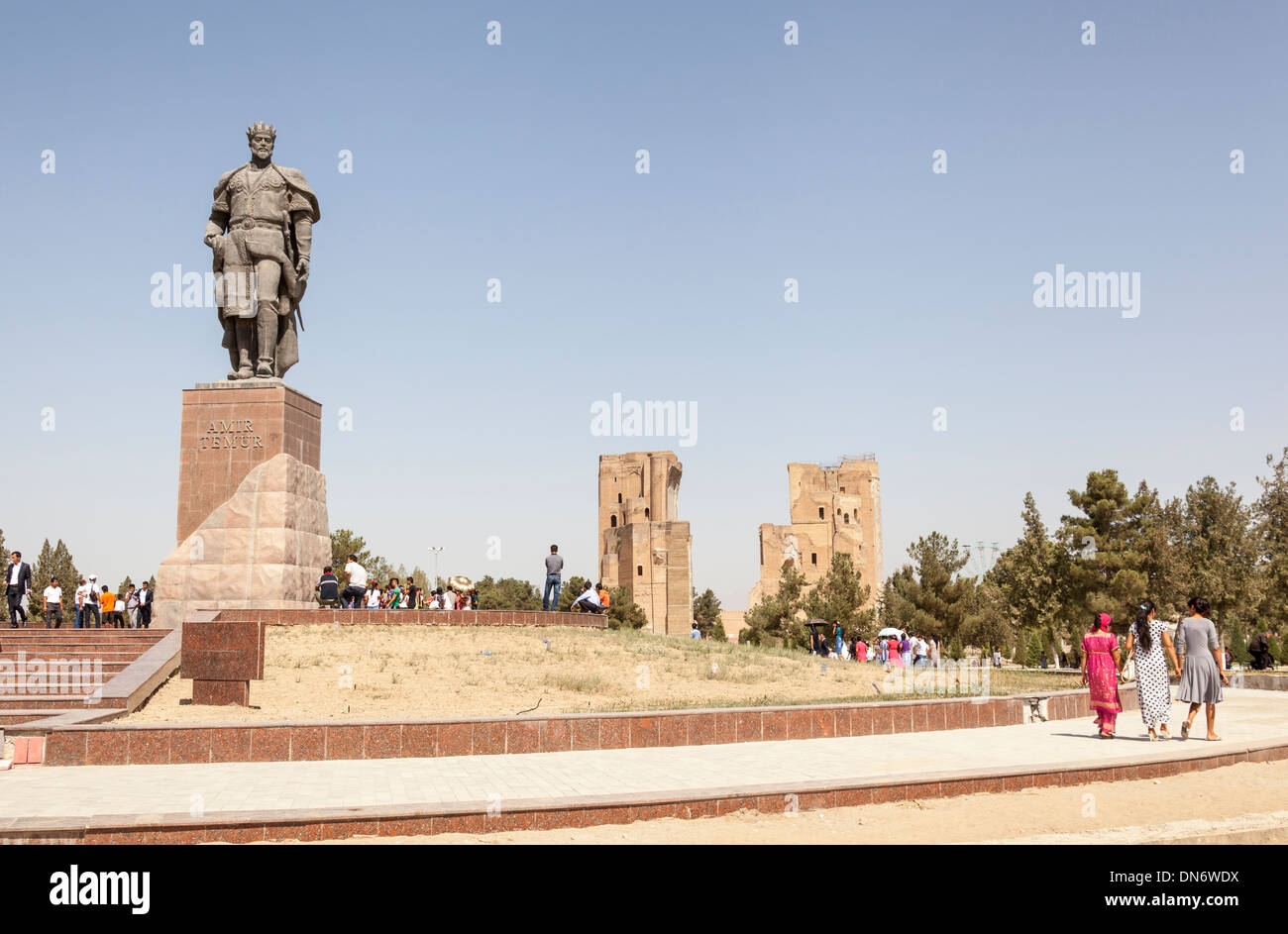 Statua di Amir Timur (Temur) e Ak Serai Palace, (Ak Sarai, Ak Saray e Palazzo Bianco), Shakhrisabz, Uzbekistan Foto Stock