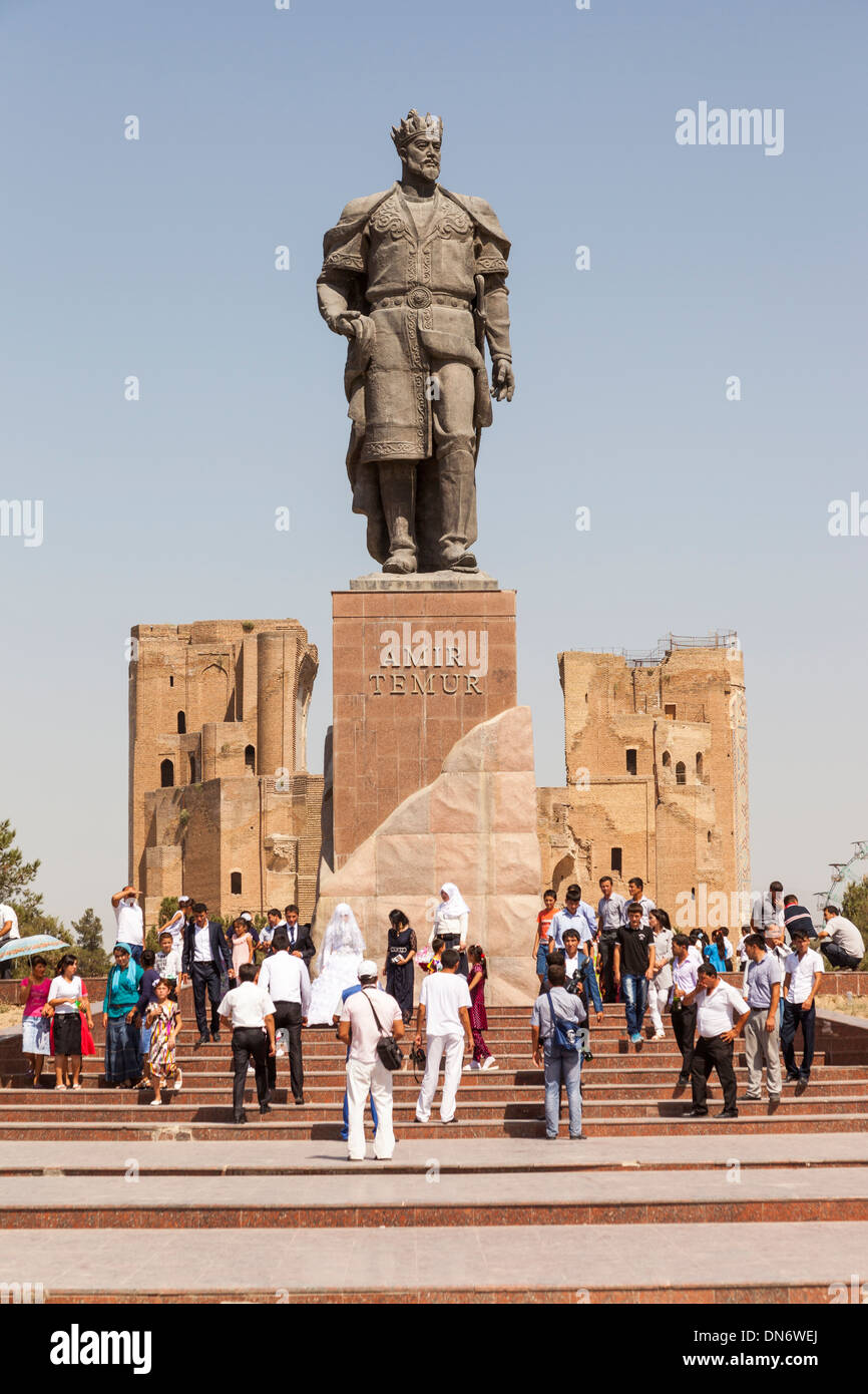 Statua di Amir Timur (Temur) e Ak Serai Palace, (Ak Sarai, Ak Saray e Palazzo Bianco), Shakhrisabz, Uzbekistan Foto Stock