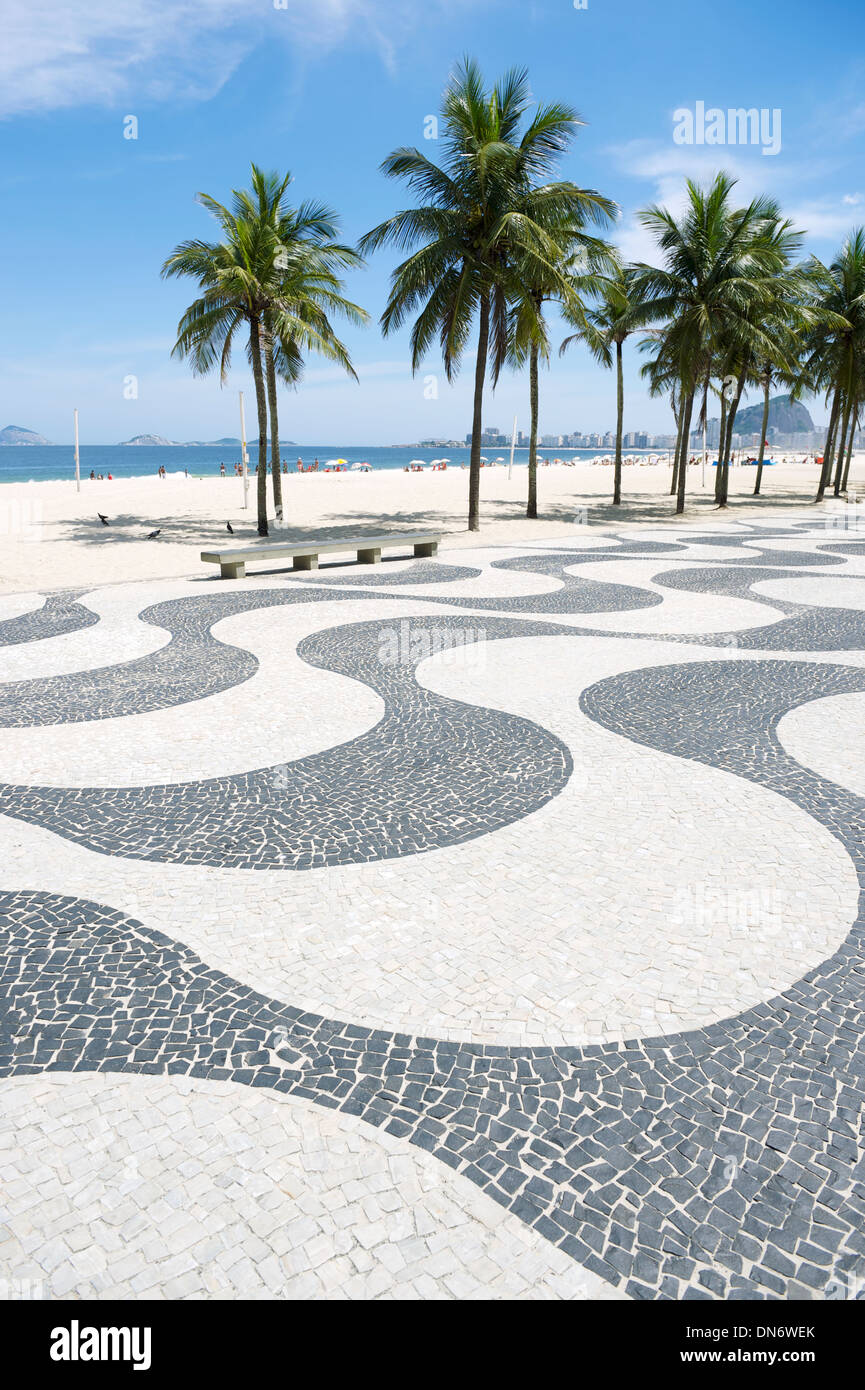 Marciapiede iconica tile pattern con palme sulla spiaggia di Copacabana a Rio de Janeiro in Brasile Foto Stock