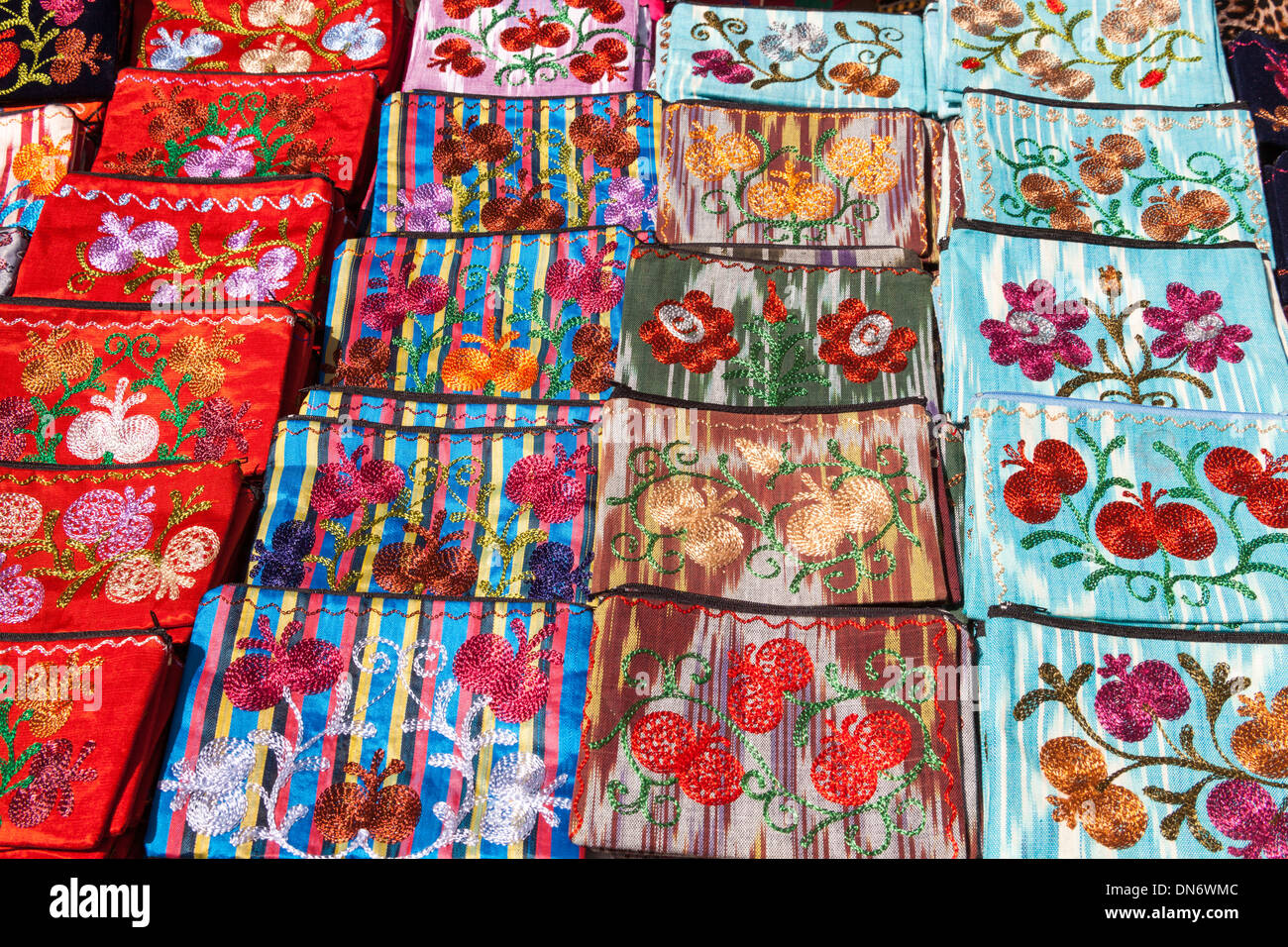 Sacchetti colorati per la vendita, Shakhrisabz, Uzbekistan Foto Stock