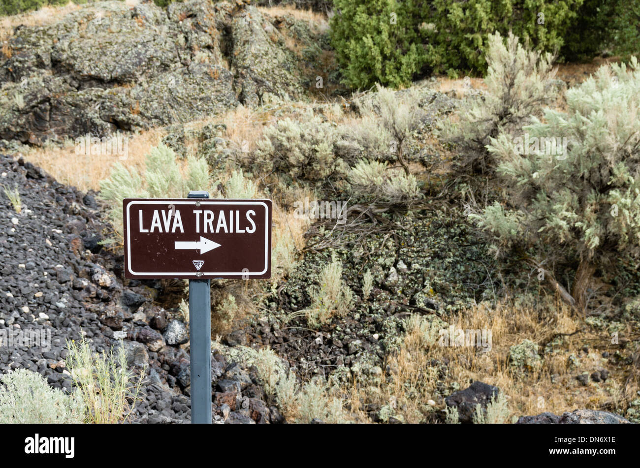 Segnavia che mostra il sentiero attraverso un roccioso del flusso di lava. Idaho, Stati Uniti Foto Stock