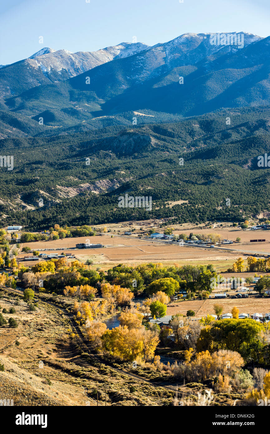 Autunno vista dall'alto del centro storico di salida, Colorado e l'Arkansas River Valley. Foto Stock