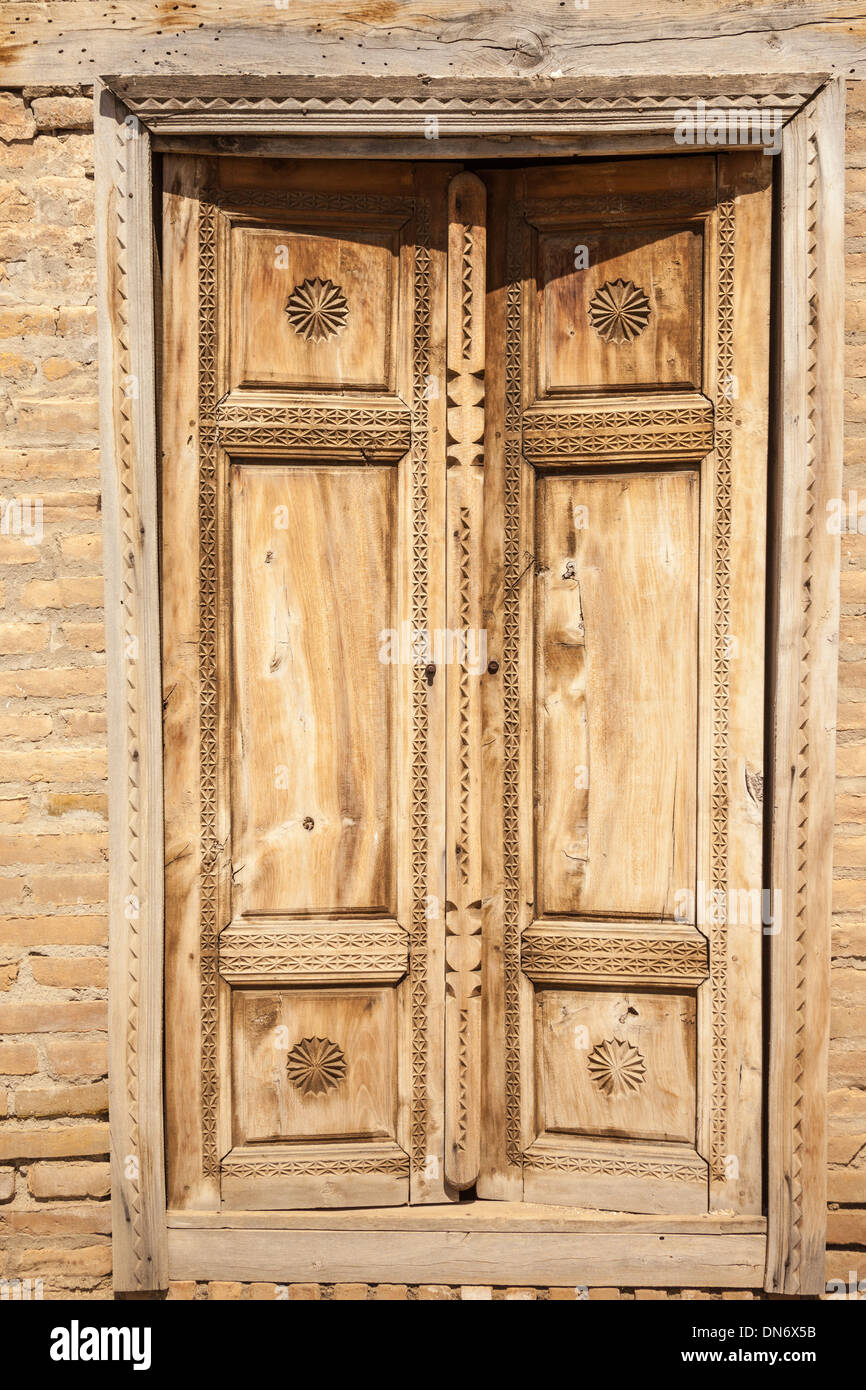Il vecchio chiuse le porte in legno, Dorut Tilovat complessa, Shakhrisabz, Uzbekistan Foto Stock