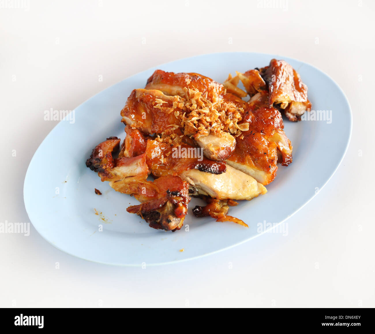 Pollo arrosto in stile tailandese sul tavolo bianco Foto Stock