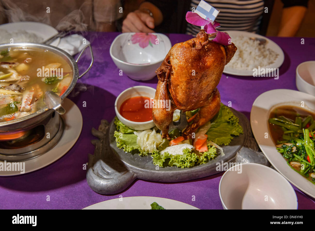 Testa di pollo grigliato alla novità Kraton 'flying chicken' ristorante a Bangkok, in Thailandia Foto Stock