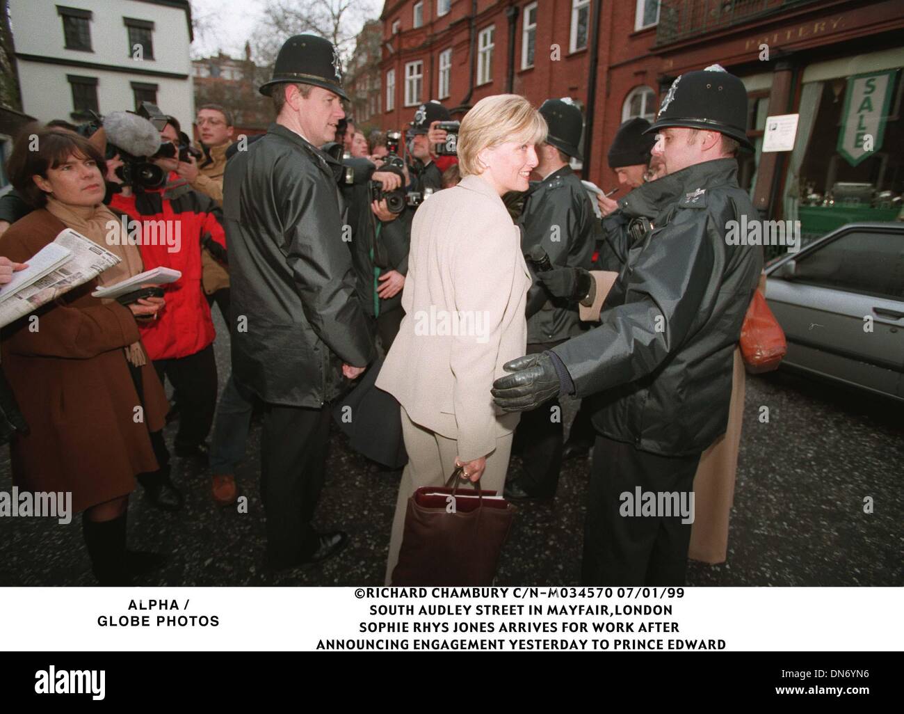 7 gennaio 1999 - Londra, Gran Bretagna - 06/01/99 MAYFAIR,Londra.SOPHIE RHYS JONES arriva al lavoro dopo aver annunciato l'impegno di Prince Edward(Immagine di credito: © Globo foto/ZUMAPRESS.com) Foto Stock