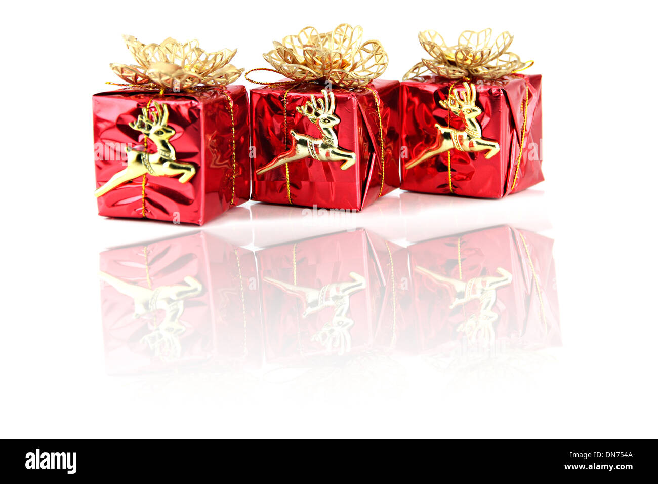 Confezione regalo rossa con golden renne attaccato. Foto Stock