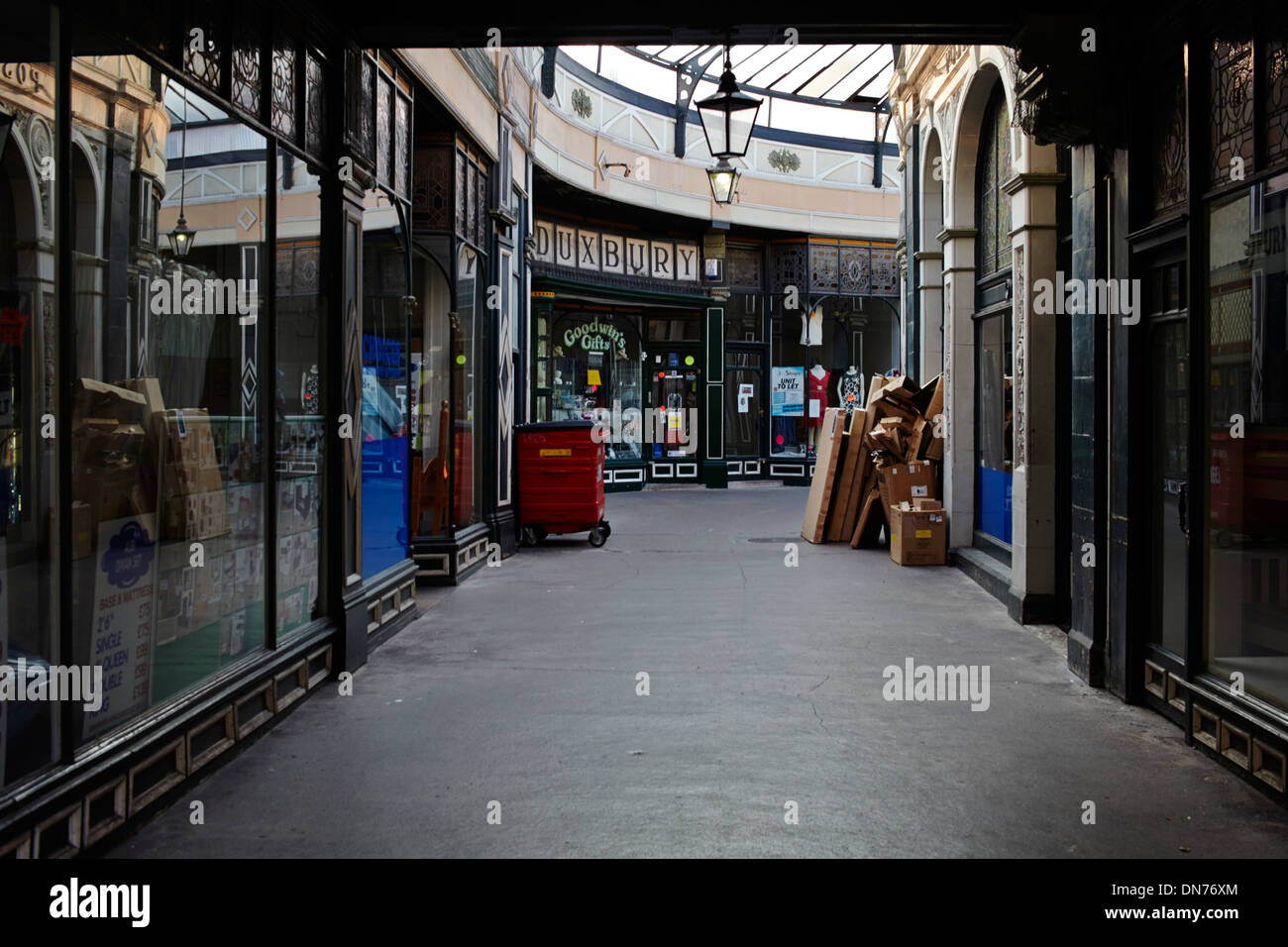 Accrington arcade in stile vittoriano e negozi di vuoto Foto Stock